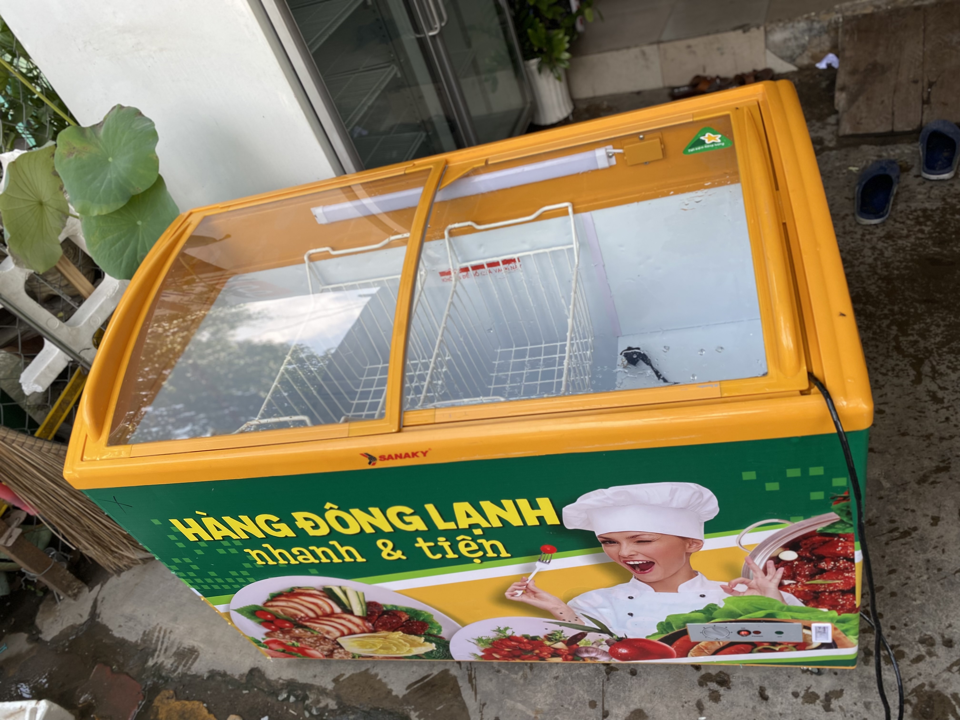 tu dong suot mat kinh cong trung bay 1565 2