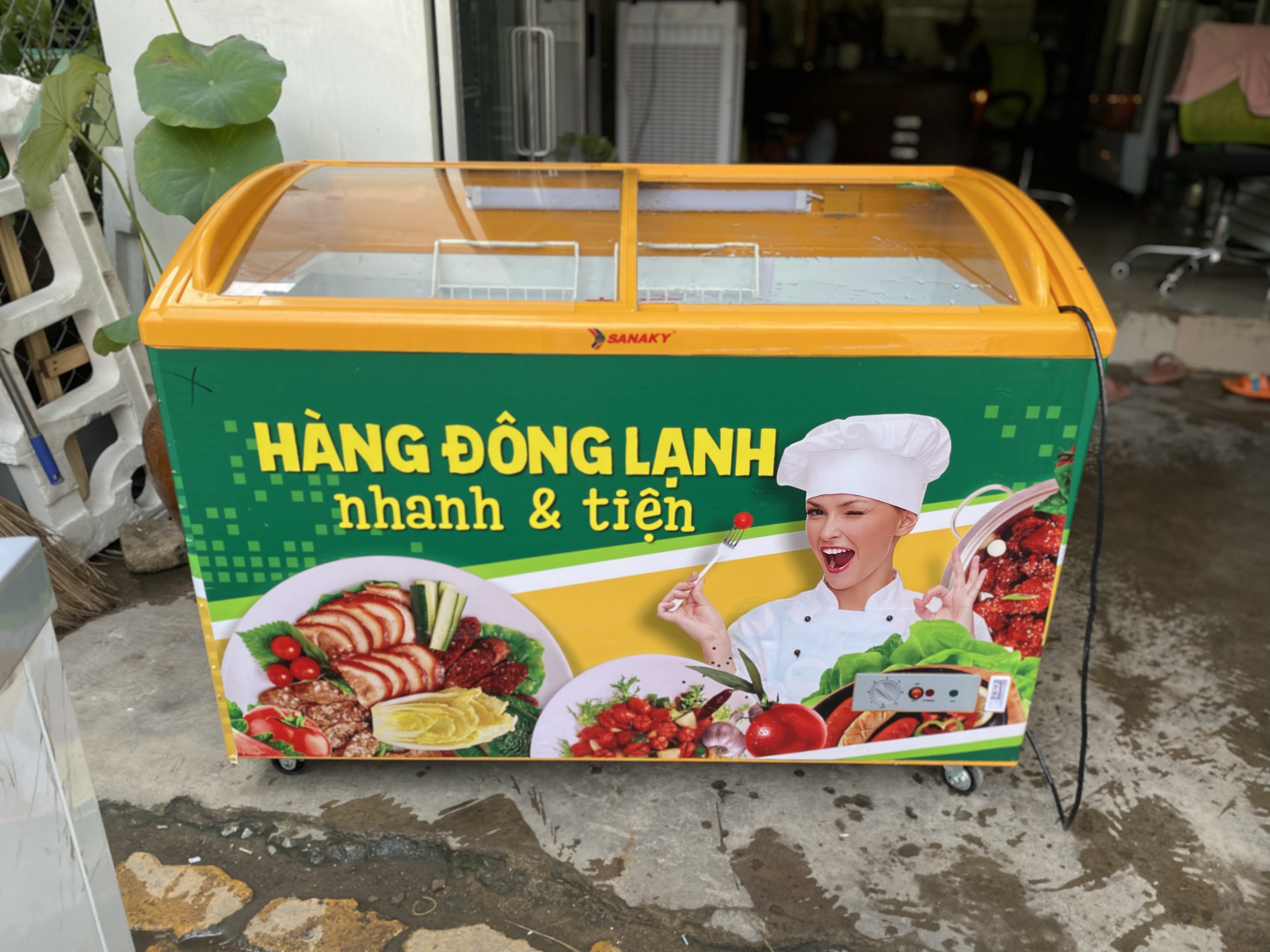 tu dong suot mat kinh cong trung bay 1565